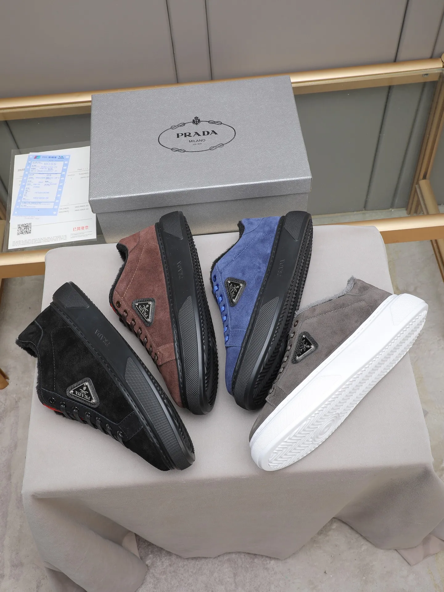 PP440 Prada/Prada men's new casual shoes, this upper is made of imported calfskin + velvet lining! The outside is decorated with the P family's classic metal triangle enamel logo, and the outsole is made of non-slip sports foam ultra-light outsole, which feels good on the feet and is a fashionable and fashionable item! Four colors to choose from!  Size: 38-44 (45 customized)